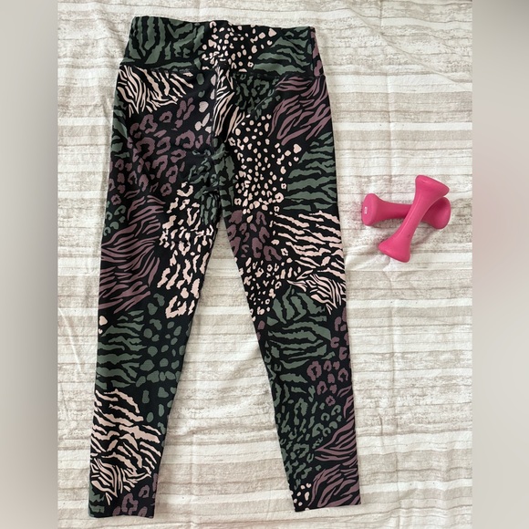 💪🏻 Calvin Klein Animal Print Black/Mauve/Green Leggings Medium - Picture 3 of 4